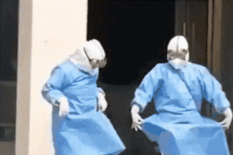 太可爱了！俩医护医院门前跳天鹅舞 欢送病人治愈出院