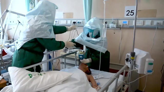 武汉病房“插管敢死队”：正脸贴近病人口鼻 从死神手里抢人