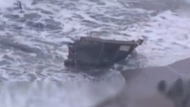 幽灵船?日本海岸惊现"韩文破木船" 船内竟有七具死尸