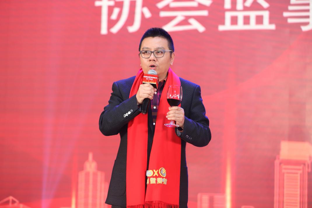 监事长胡常青致祝酒词最后,在协会监事长胡常青的祝酒词中,会员大会