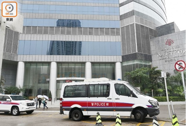 内地女游客在香港酒店内遭抢：被2男子推倒床上 拳打脚踢