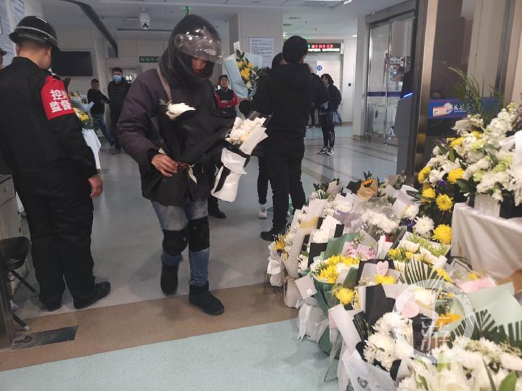 探访民航总医院：杨文医生悼念点收到几百束鲜花