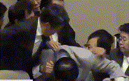 韩国国会上演全武行！议长座位被霸占无奈捂脸