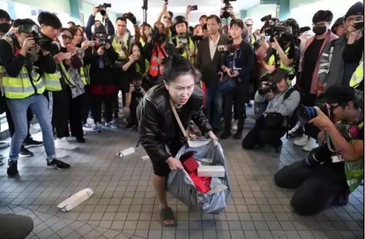 香港暴徒追打“内地客” 受害女子只好亮出身份证