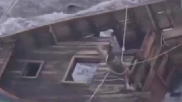 幽灵船？日本海岸惊现破烂木船 船上7具遗体已呈白骨化