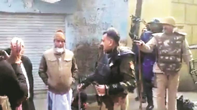 印度警官训斥抗议居民：不喜欢这里，去巴基斯坦！