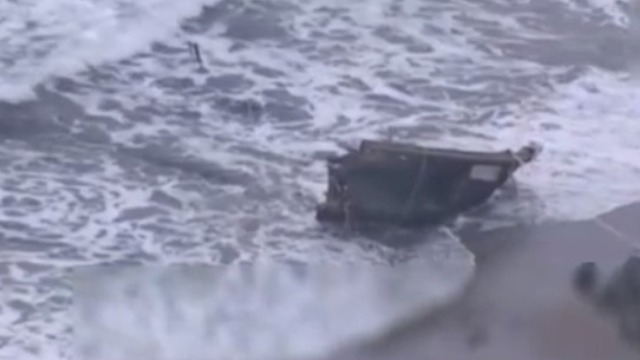 日本海岸惊现"幽灵船" 船上7具遗体已白骨化