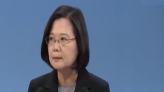 读稿机蔡英文终于不看稿啦! 媒体为蔡掐表计