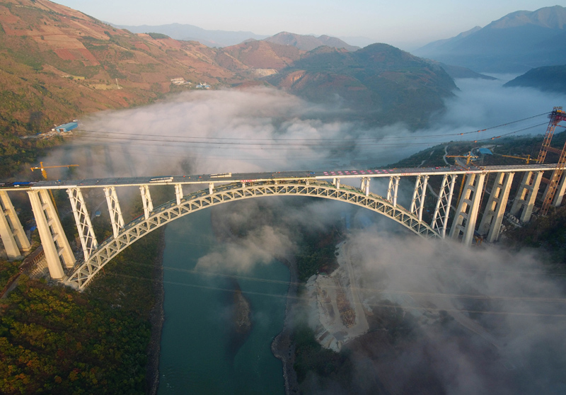 世界最大跨度铁路拱桥大瑞铁路怒江特大桥主体建成