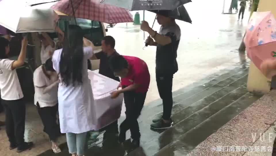 厦门南普陀寺慈善会南平光泽扶贫义诊：雨中慰困帮扶困难家庭