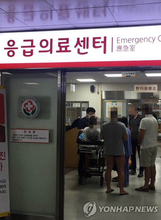 当地医院急诊室外（图源：韩联社）