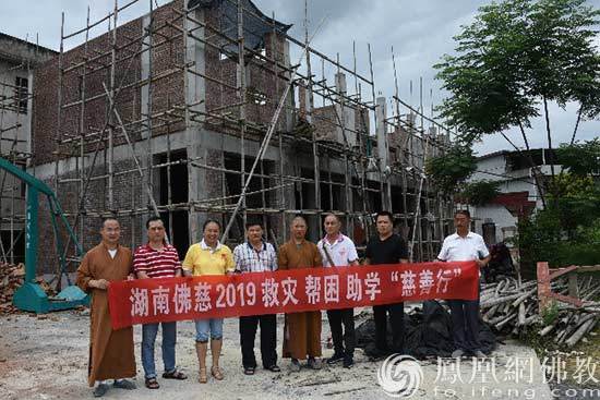 查勘公益助学项目快乐校舍第九小学工程施工现场（图片来源：凤凰网佛教 摄影：湖南佛慈）