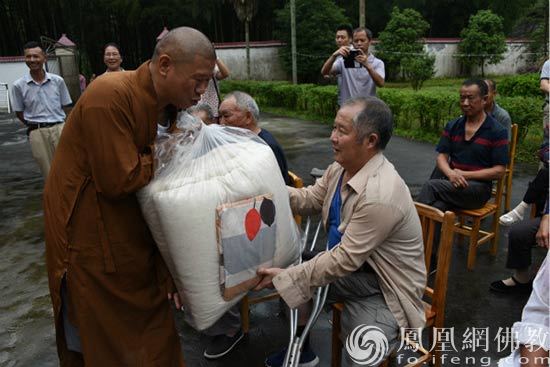 捐赠现场（图片来源：凤凰网佛教 摄影：湖南佛慈）