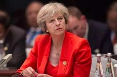 梅姨收到临别赠礼：手提包和项链 价值万元