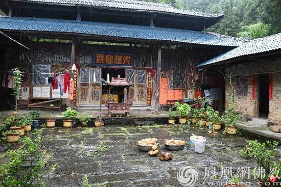 灾后重建现场（图片来源：凤凰网佛教 摄影：湖南佛慈）