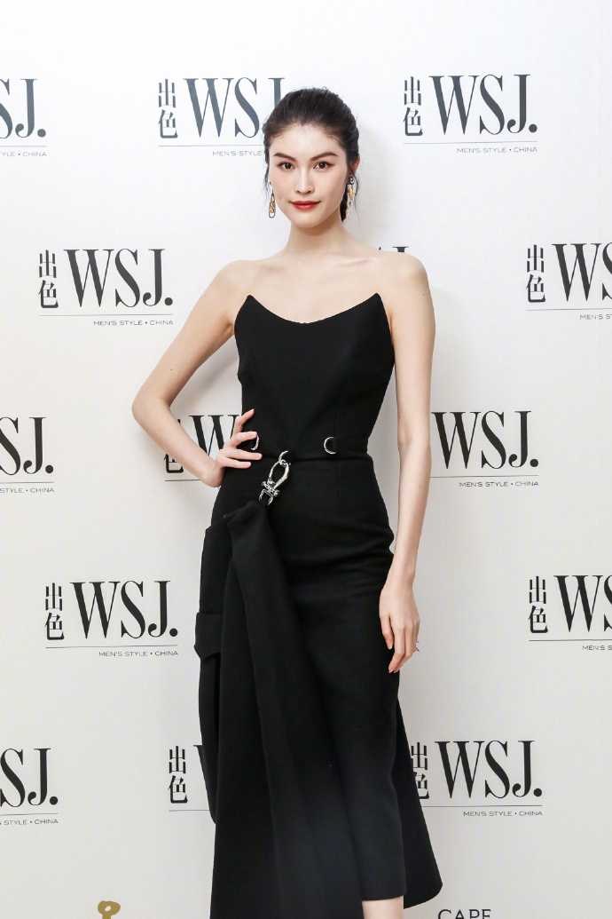 白皙肩颈!中国维密超模穿黑色紧身吊带裙