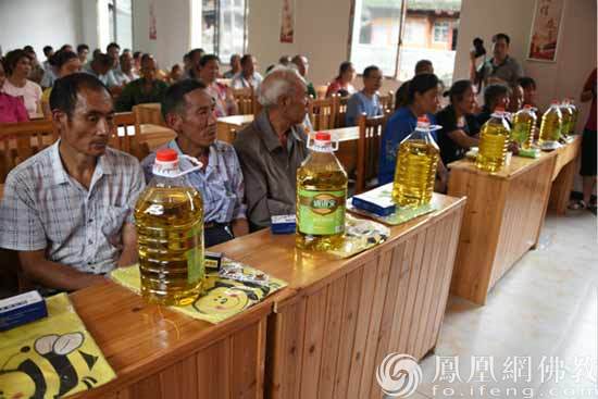 捐赠现场（图片来源：凤凰网佛教 摄影：湖南佛慈）