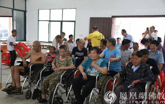 捐赠现场（图片来源：凤凰网佛教 摄影：湖南佛慈）