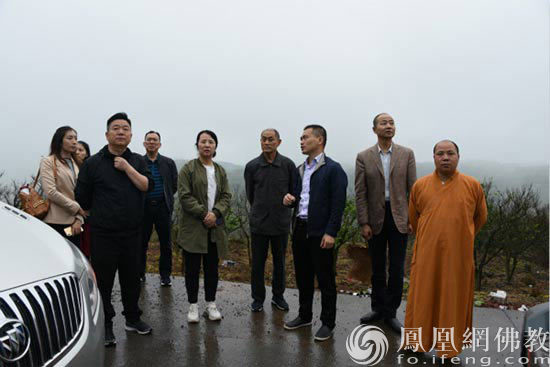 沿路察看红岩村村容村貌(图片来源:凤凰网佛教 摄影:湖南佛慈)
