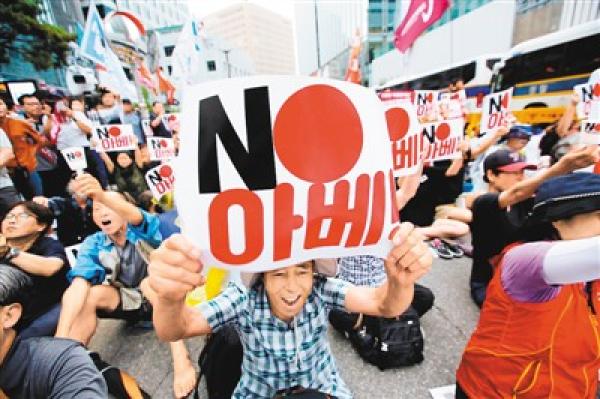 7月20日，韩国民众在日本驻韩国大使馆前集会，抗议日本出口管制。  人民日报海外版图