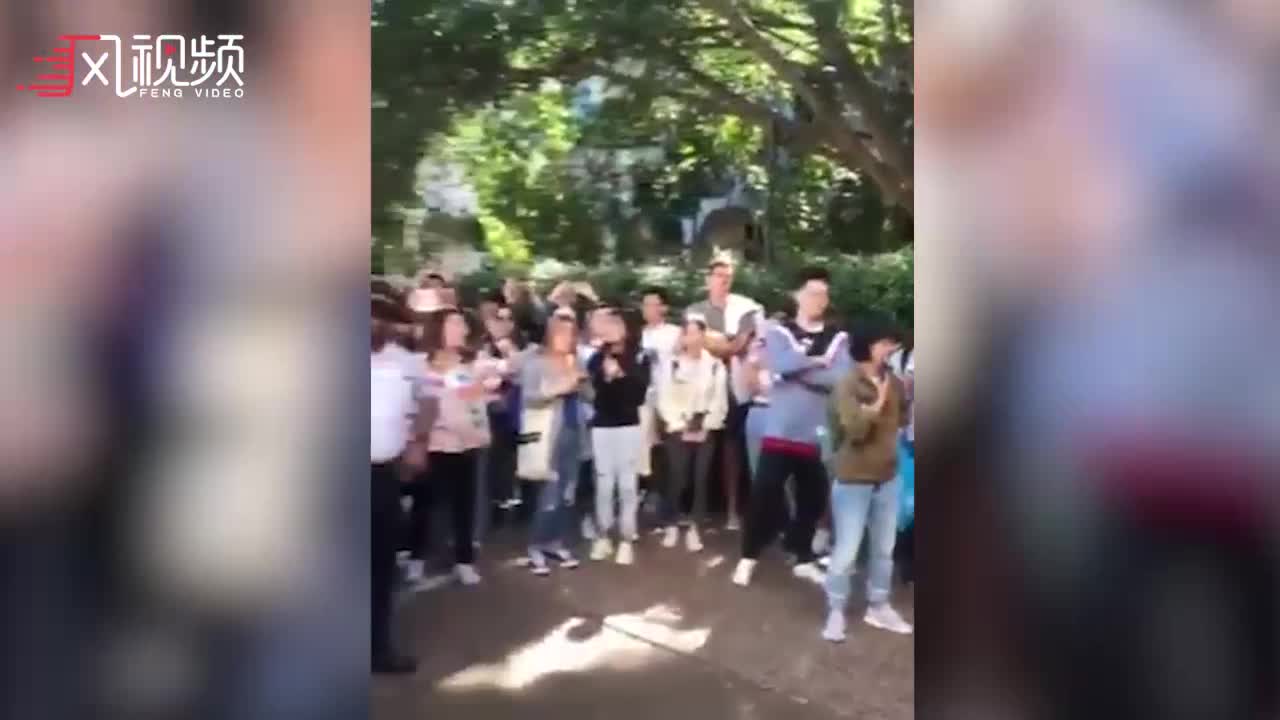 澳大利亚高校现反华游行 中国留学生现场唱起国歌