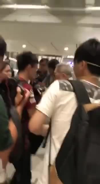 真荒唐！香港反对派滋扰机场旅客 围攻辱骂老人