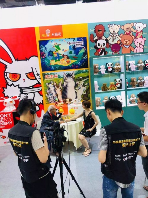 LT DUCK“小黄鸭”之父与LT DUCK“小黄鸭”掌舵人携第一代鸭子玩具亮相LEC_凤凰网