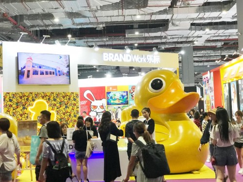 LT DUCK“小黄鸭”之父与LT DUCK“小黄鸭”掌舵人携第一代鸭子玩具亮相LEC_凤凰网