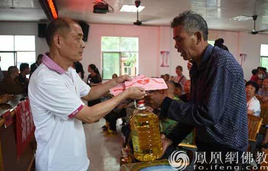 捐赠现场（图片来源：凤凰网佛教 摄影：湖南佛慈）