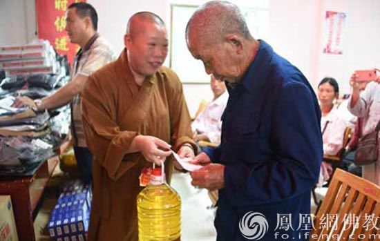 捐赠现场（图片来源：凤凰网佛教 摄影：湖南佛慈）