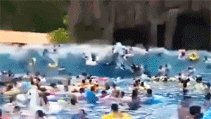 惊险！水上乐园冲浪变“海啸”拍懵游客 岸边人尖叫逃命