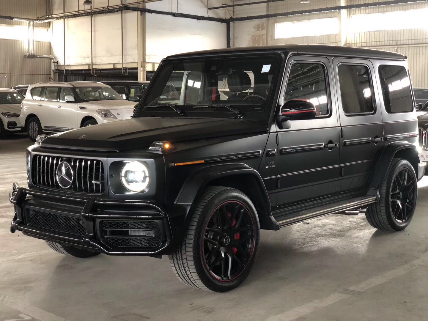 19款奔驰g63黑红双拼内饰 9速amg变速箱