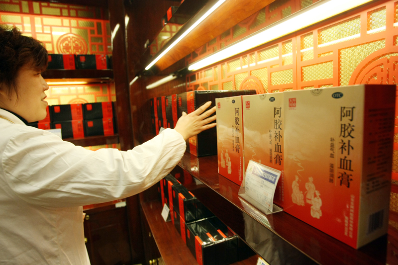 近年来，东阿阿胶价格一路疯涨，被称为“药中茅台”，几乎到了让人“吃不起”的地步。  东方IC图