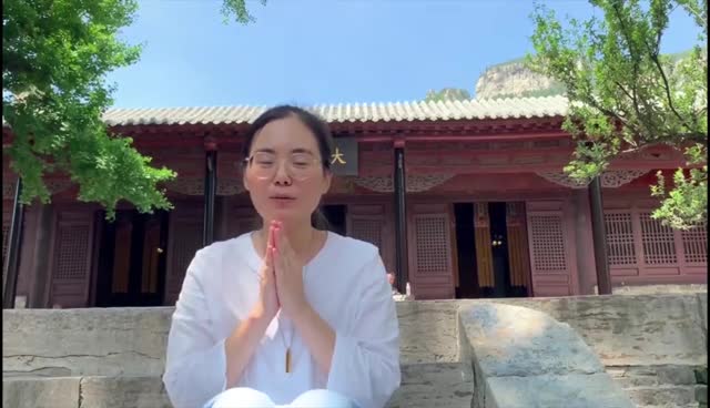 女子祈愿山东大灵岩寺禅堂早日修建 供全球信众前来修行