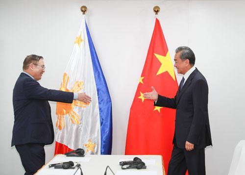 国务委员兼外交部长王毅在曼谷会见菲律宾外长洛钦