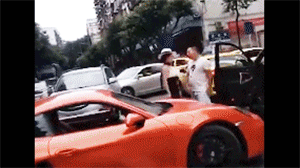 丢人！开车起冲突 保时捷女车主猛扇男司机反被打飞帽子