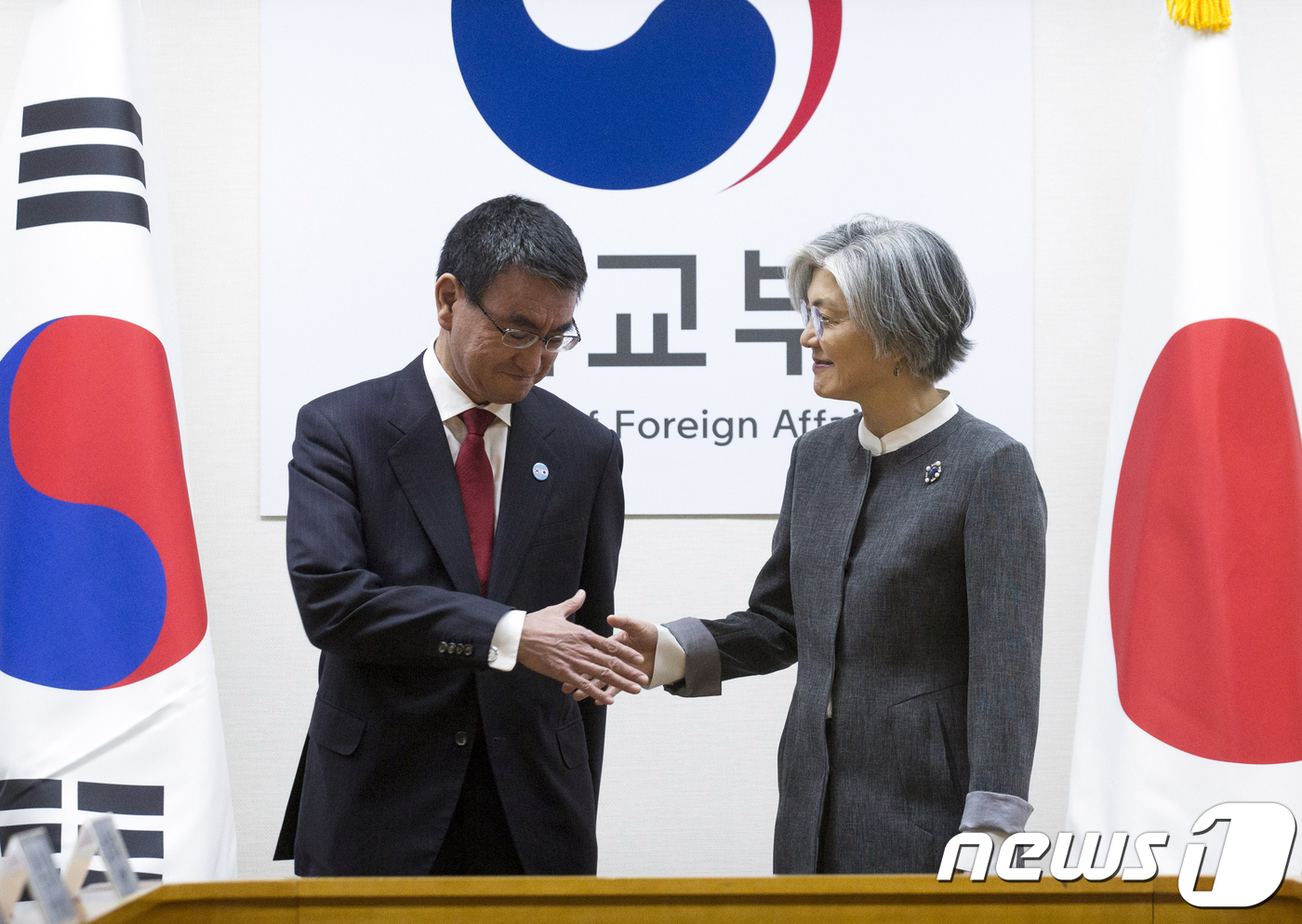 韩国外长康京和与日本外相河野太郎(news 1)