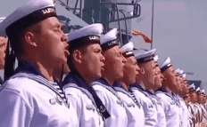 俄海军节阅兵：普京话音刚落 士兵集体怒吼