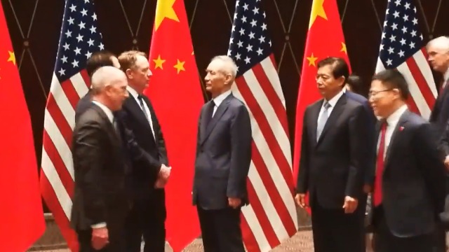 现场：中美贸易谈判代表团合影留念后乘车离开