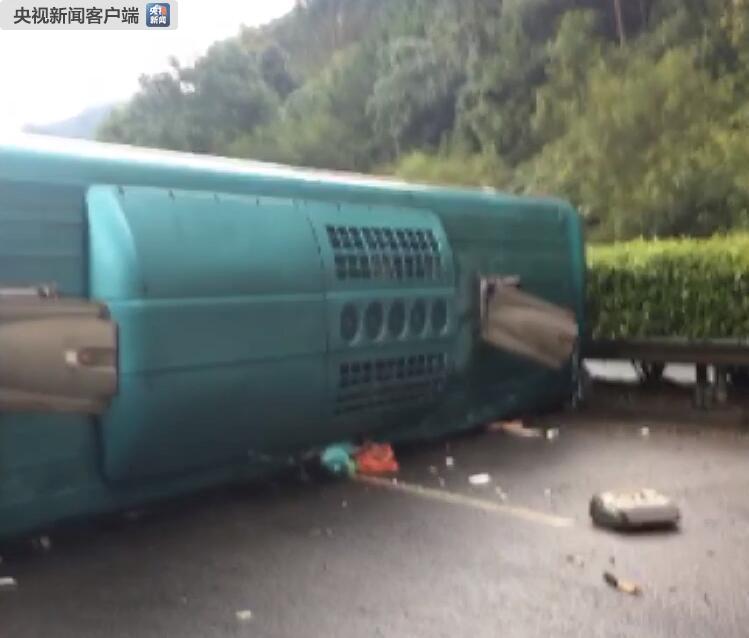 广西贺州一大客车侧翻致5死14伤