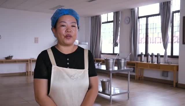 寺院义工虔诚向观音祈愿 希望每个老年人都能得到关爱