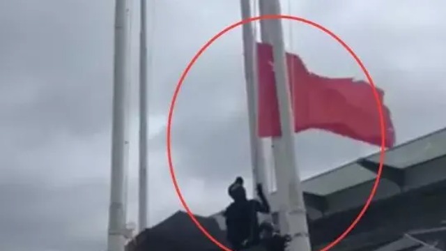 是可忍孰不可忍！旺角游行暴徒拆下国旗扔入海中