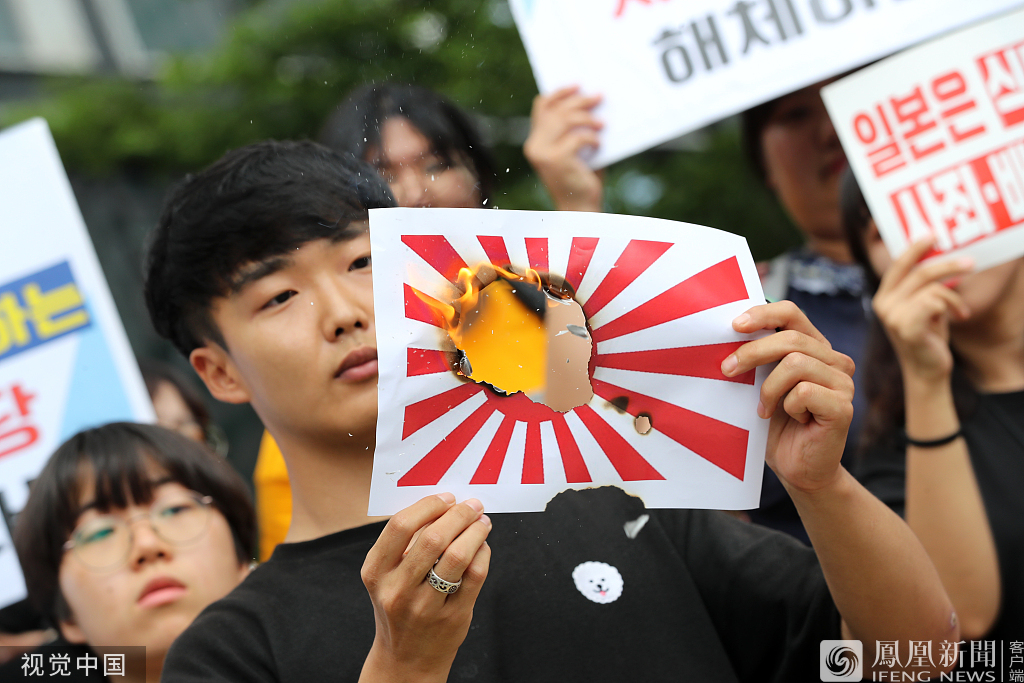 韩国反日学生火烧安倍旭日旗