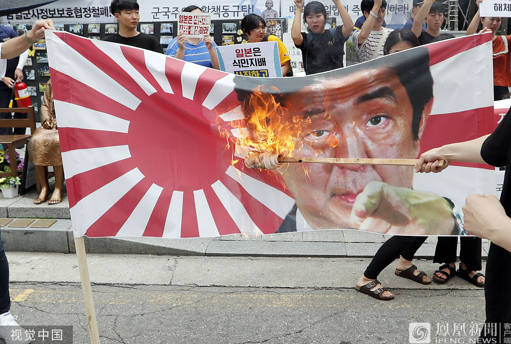 韩国反日学生火烧 安倍 旭日旗 凤凰网