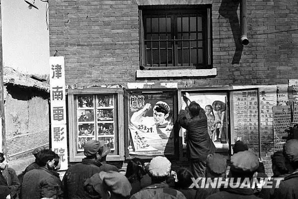 多都是两个版本,同村或者邻村的男女看对了眼,拿着布票,粮票上门说亲