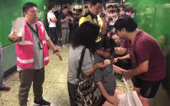 香港暴徒对市民凶狠，被外国人骂“滚开”却秒怂