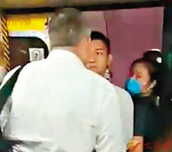 香港暴徒对市民凶狠，被外国人骂“滚开”却秒怂