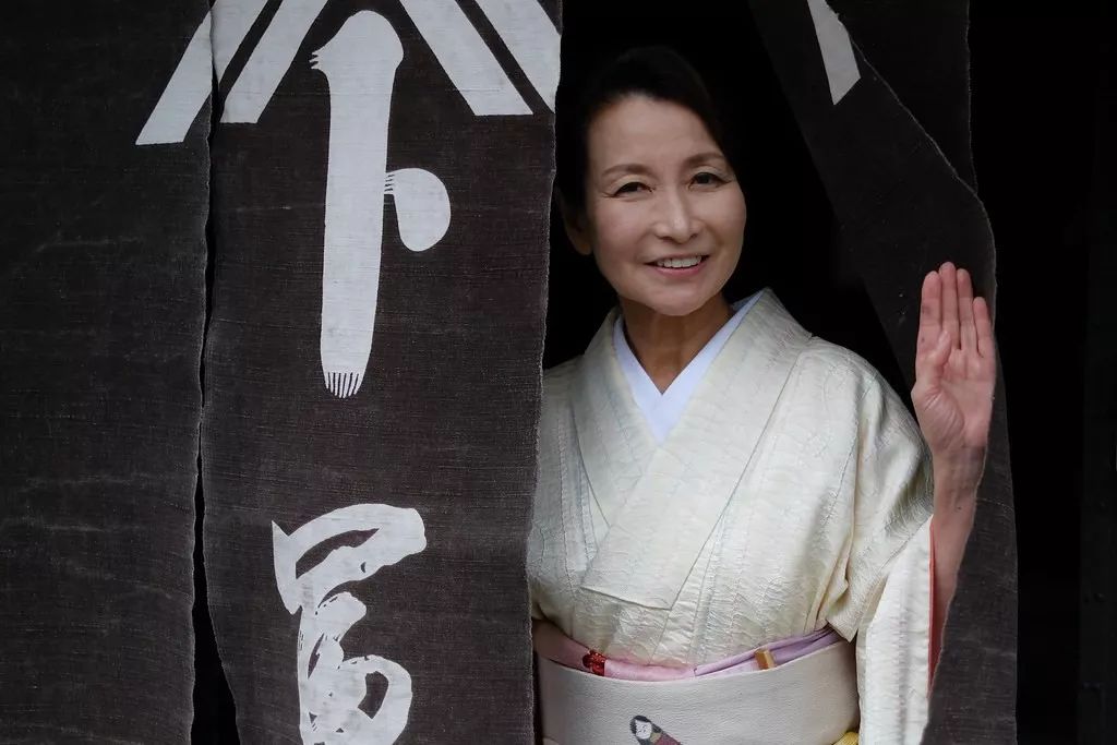 我在日本东北小县城和妈妈桑喝了一杯又一杯