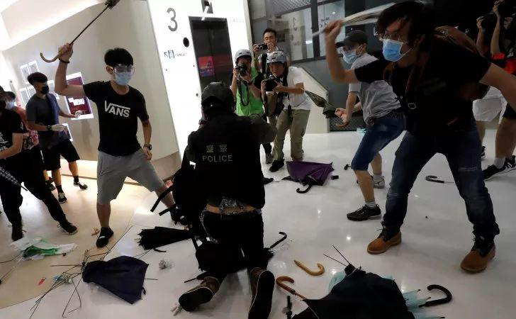 “翻的时候，鼻子有点酸”，这篇港警留言为何令人感动？