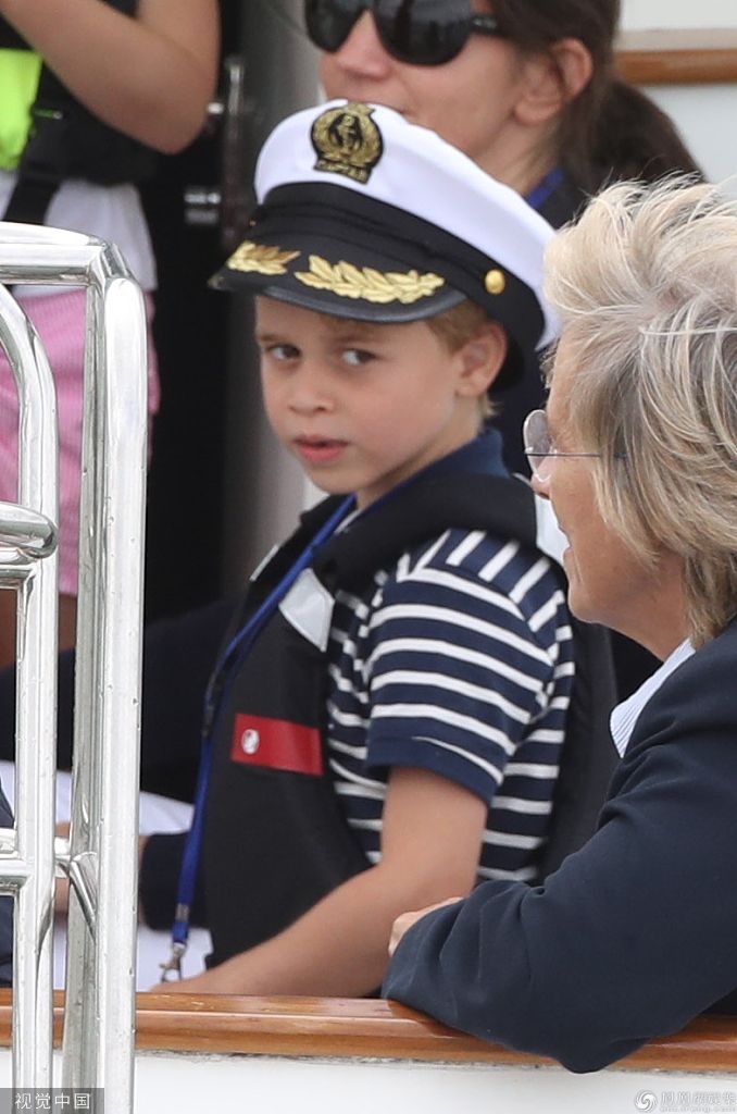 威廉王子一家出席划船活动乔治王子露豁牙笑大方可爱